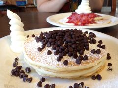 [11:30]
車で移動。

近くにあるパンケーキ屋「ヤッケブース」に。
奥まった道のところにある、小さい店にもかかわらず、すでに何台か車で停まっている。待たずに入れた。

昼食？として、「ストロベリーパンケーキ(750円)」「チョコレートラバー(750円)」を頼む。パンケーキに対する見方を変えるような感じ。パンケーキパラダイス。

