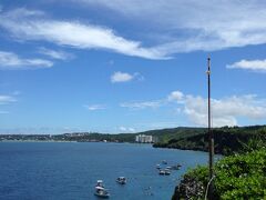 [12:50]
真栄田岬に到着。

ダイビングなどのレジャー客が多い。

前回6月に訪れたときにダイビングしたときは、船でこの下辺りに連れて行ってもらった。この下に有名な「青の洞窟」がある。

ここにいるダイバーらは、階段で下るのだろうが、ちょっと大変かも、と思ってしまった。