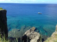 [14:00]
車で移動し、万座毛。

ここからもキレイな海が見える