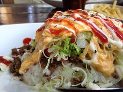 [14:50]
車で移動し、万座毛に近くにある、タコライスのお店「きじむなあ」へ。

本日2回目？の昼食。

このお店の名物：オムタコ(780円)