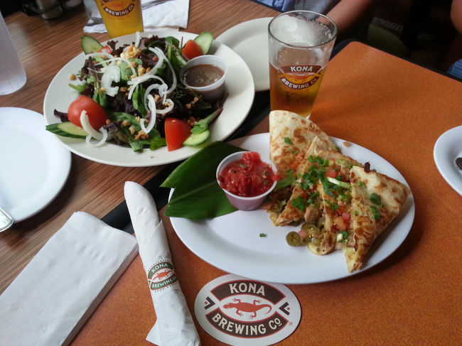 最初に頼んだFood。サラダと何とか。<br />ビールにはとても合いましたよ！\(^o^)／