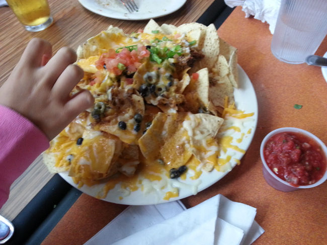 これ、美味しそうでしょ？<br />回りの人につられて頼んだら食べきれず！<br />当然、輸入しました。家で食べようと開けたらヘニャヘニャになってました。(>_<)<br />でも、美味しく食べましたよ！もちろんビールと。(^o^)