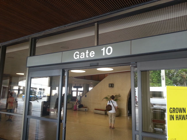 なんとGate変更です。なんでも空港混雑のためだそうな。<br />しかしGate10って、遠いなー！(>_<)
