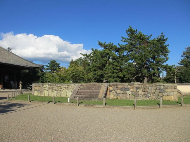 昨年訪れた時は6月だったけど、とっても暑い日だったんです。<br />この日も前日までは涼しかったのに、急に暑くなったんですよね。。。<br />なぜ、私が西大寺に訪れると暑くなるんだろう(^-^;<br />おかげで気持ち良い青空を見ることができたので良いんですけど。<br /><br />写真は「東塔跡」です。<br /><br />ちなみに、昨年6月の旅行記で西大寺については詳しく書いていますので、興味のある方はどうぞ↓<br />http://4travel.jp/travelogue/10793544