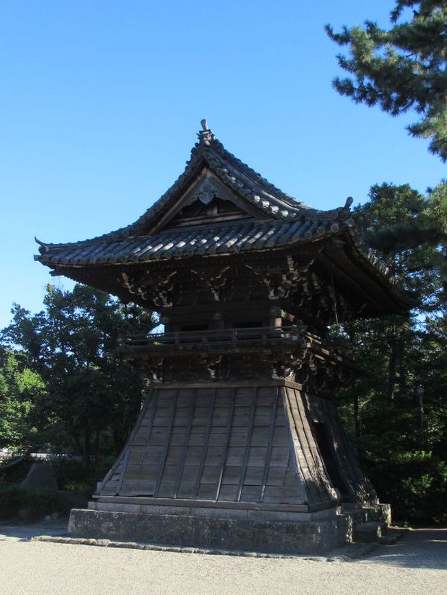 本堂の南側にある「鐘楼」。