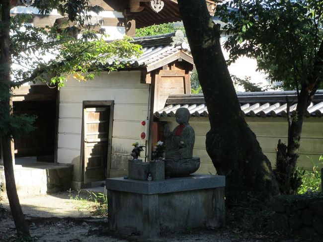 境内の奥のほう（南側）へ。<br />この塀の向こう側は住宅地になってます。