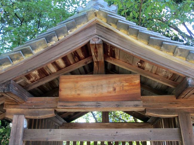 その横には、井戸らしき物も。<br />文字はかすれてしまって読めないですけどね。