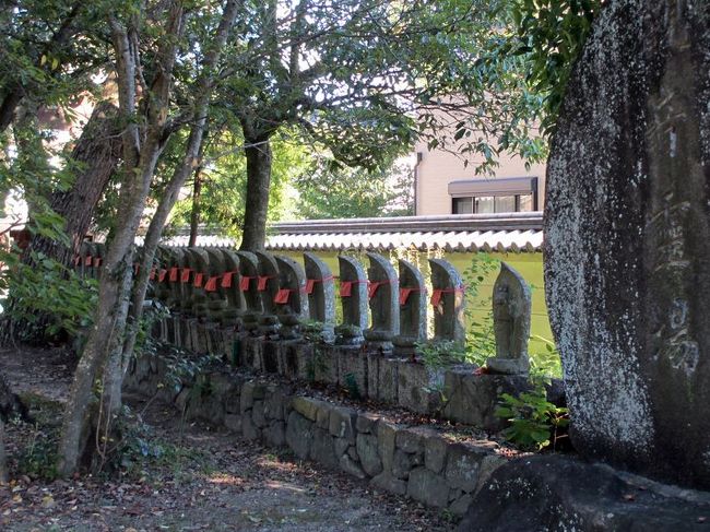 井戸の前から見たさきほどのお地蔵さん。