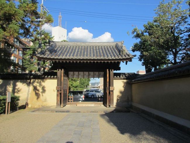 こちらが東門。<br />近鉄の駅から歩いてくると一番近い門だと思います。