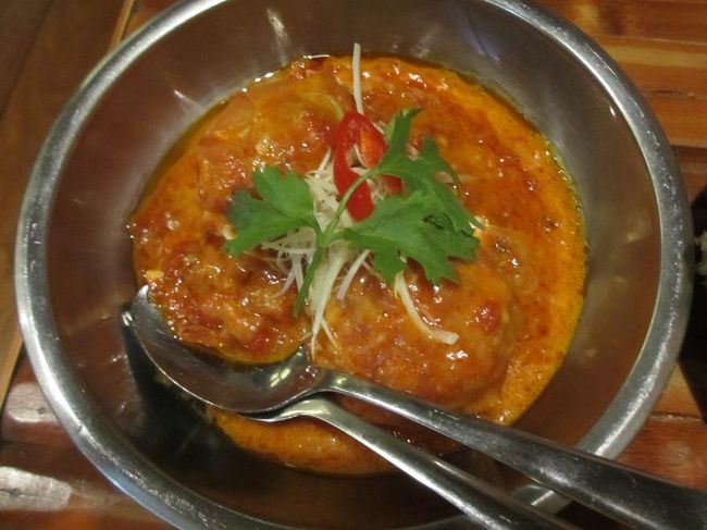 夕食は、以前から何度か旅行記に出てきたことがあるお店「コムゴン」です。<br />奈良に来てベトナム料理もどうかと思うんですけど(笑)、友人はタイへ何度も行っていることもあり、前回奈良へ来た時に勧めてみたんです。<br />最初は乗り気じゃなかったものの、一品食べた途端に気に入ってくれて、今回もぜひ！とリクエストをもらったのでした。<br />写真は、「トマトの肉詰め　熱々とろーりチーズのせ　シャロットオイル仕立て」です。