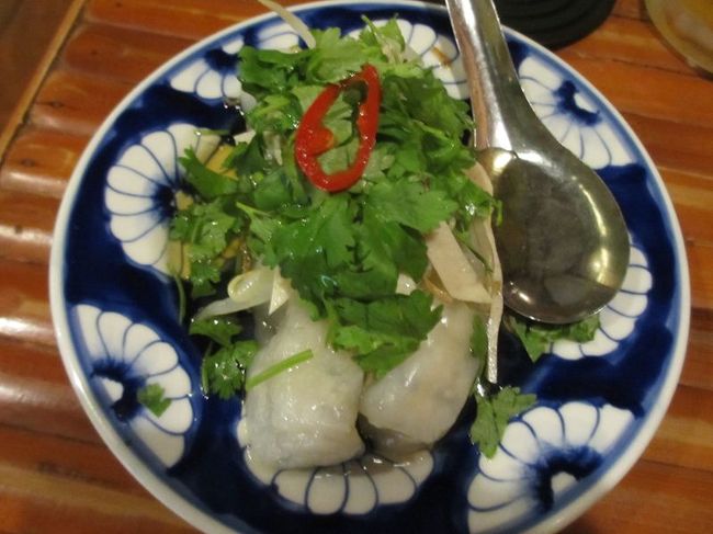 こちらも好きな一品ですが、蒸し春巻き。<br />私はパクチーがやや苦手なので、パクチーは友人の春巻きに乗せておきました(笑)