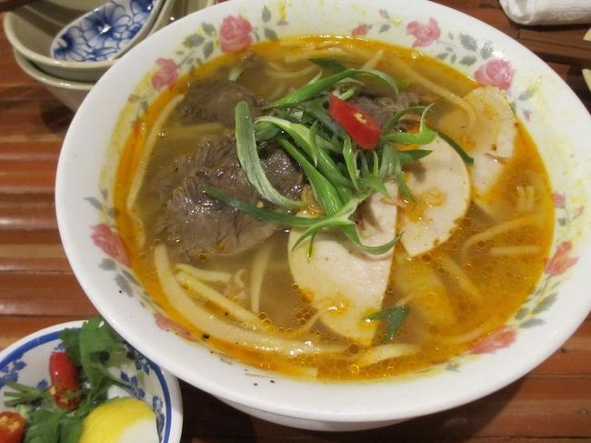 古都フエの辛い牛肉うどんだったと思うんですけど、私はピリピリした感じが苦手であまり食べられませんでした。<br />友人は好きな味だったみたいでほとんど食べてもらいました。<br />あと、2品ほど注文しましたが、どれも美味しかったですよ♪