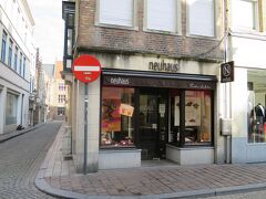 マルクト広場に向かいます。ノイハウスのお店。