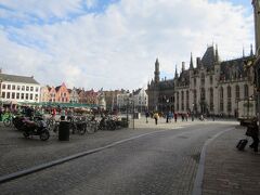 マルクト広場に出ました。人出はまだ非常に少なかった。