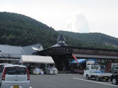 道の駅どんぶり館で昼食。
宇和島名産のじゃこ天うどんをいただく。