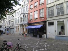 The Chocolate Lineというチョコレート屋さん。シモン・ステーヴィン広場に面しています。

http://www.thechocolateline.be