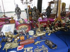 蚤の市の一軒。まだ並べているところもありました。