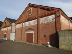 ★赤レンガ倉庫★15：00

1905年に外国人の設計によって造られた倉庫は港町敦賀の象徴的建築物の一つです。
当時は、石油貯蔵庫として使われ、数年前までは昆布貯蔵庫としても使用されていました。今現在は使用されていません。
柱の内側に壁を設け、内壁に柱のない空間になっているのが大きな特徴です。

赤レンガ造りの建物は、ひときわ目立って存在感ありますね。中に入ることができればいいのになぁ。
足元にライトがあるので夜はライトアップしているのかな
