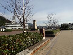 ★金ヶ崎緑地★

公園になっていて海を眺めながらのんびり過ごすことができます。
この公園は、敦賀港開港100周年の一環として整備され、敦賀の港の雰囲気が楽しめる緑化公園です。
