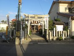 ★晴明神社★15：30

ひっそりと住宅街に建つ神社。
地図を見ながら迷うことなく見つけることはできましたが、地図がないと難しいと思います。
本当に普通の住宅街にあります。

南北朝時代の金ヶ崎戦、さらには織田信長と朝倉氏との戦火からあつく守られた神社――以来、防火の神として信仰を集める晴明神社。
拝殿には、陰陽道の研究に使ったとされる『祈念石』が鎮座しています。 
10世紀末をこの地で過ごし、天文学・地文学の研究を重ねたといわれている安倍晴明。
日本海に面し都にも近いことから、当時の敦賀は大陸との交易の玄関口として栄えた港町でした。
当然ながら中国からの情報もひんぱんに届きます。陰陽道が古代中国の「陰陽五行説」を基礎にした学問であることをふまえると、敦賀は彼の研究に都合のいい場所だった……というのが有力な説です。
