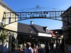 このアウトレットには全部で１１５ものお店が入っていて、Villageというだけあって、小さな街のような作りになっています。
駅から大きなショッピングモールを抜け、アウトレットに入り、お店を見ながらずんずん進んで行くと、一番奥にInformationがありました。
なぜ奥に？と思いましたが、駐車場からは近いのでしょう。
そこでお店の案内図をもらい、その手前のBon Pointに入ってベビィ服を見ていると、親切な店員さんがVIPクーポンのことを教えてくれました。
隣のInformationで、外国人であれば、そしてVISAなどのカードを提示すればもらえる10%オフのクーポンです。
アウトレットで、ただでさえ安くなっているのに、さらに10%オフは嬉しい♪
さらに1店舗で175ユーロ以上（店舗によって違う場合もあり）お買い物すると、12%の免税も受けられます。
ただ、この免税ってのがクセものなんです〜。
つい、免税価格まで…と、余計な買い物をしてしまいそうになるので。（って、これも私だけ？？）