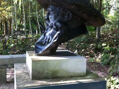 そして今日は快晴の土曜日。
友人達は私をジベルニーに連れて行こうと張り切っています。
お天気の良い週末は、パリジャン達がこぞって郊外へお出かけするので、道路は大渋滞。特にノルマンディー方面は一番人気で、ジベルニーはその道中にあります。
ピクニックの準備をして、ゆっくり目に出かけたので、行きはさほどの渋滞にも巻き込まれず、ドライブを楽しむことができました。

無料の駐車場に車を止め、そのすぐそばでピクニックです。
お天気も良く、青空の下で食べると格別、美味しいですね。

実際、彼らが「肉」（De la Viande）と呼んでいた味付き茹で豚（と私が命名）は柔らかくてジューシーで、とっても美味しかった♪
友人お手製のライスサラダも。