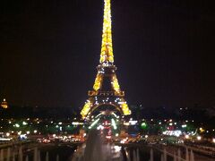 食事を終えると、次はエッフェル塔で日没後の毎時00分から5分間だけ行われる特別ライトアップ、ダイヤモンド・フラッシュ（シャンパン・フラッシュと言う方がピッタリ！）を見に、トロカデロ広場へ。
24時の最終のを見て来ました！

このあたりで旅の疲れがドッと来て、帰りの車の中はほとんど爆睡状態(>.<)
大渋滞の中をずっと運転して、その後もずっとおもてなしし続けてくれた友人の旦那さん、助手席で熟睡してごめんなさい〜！
