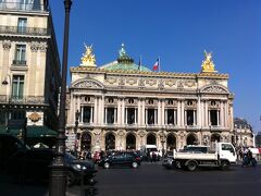 8日目。月曜日なので、友人達は仕事に出かけました。
私はまだ本調子ではなく、朝はカフェオレのみで済ませました。

Navigo Decouverteの最初のチャージが日曜で切れてしまったので、あと3日しか利用しないけれど、追加で1週間のチャージをしました。

今日は残りのお土産を探しに出かけます。
ずいぶん買い物してたのに、まだするの？？って思われそうですが、あ、あの人も、この人も…と出てくるものなのです。…って、言い訳です。

自分の両親はさておき、義父にはちゃんとしたものを買ってかなくちゃ…と、再びギャラリー・ラファイエットへ。
空港の免税店で買うという方法もチラリと脳をかすめたのですが、選択肢が少なかったり、時間の余裕がないと困るので、市内で探すことにしたのです。

結局、お買い得品のマフラーを、義父と実父に買ったのですが、それだけでは免税にはなりませんでした。
後で知ったのですが、ギャラリー・ラファイエットの10％オフ券もあったのですね。
情報不足、計画不足です…。