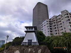 石川島灯台（人足寄場跡）の下は公園トイレになってます。
バックのタワーマンションと不釣り合いなコラボ？