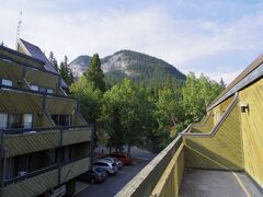 バンフ
「INNS OF BANFF」の本館客室のベランダから。
トンネルマウンテンが見えます。