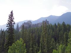 バンフ
ボウ川沿いの遊歩道。
上の方にホテルの「THE FAIRMONT BANFF SPRINGS」。