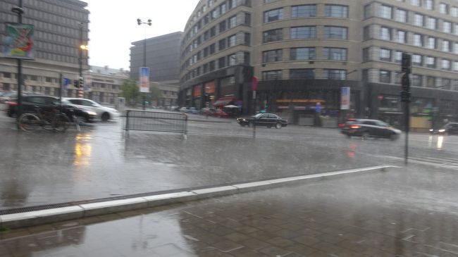 外出した途端暴雨になり、いきなりの足止め。<br />他の方たちと共に１０分ほど雨宿りしていたら、止んでくれました。