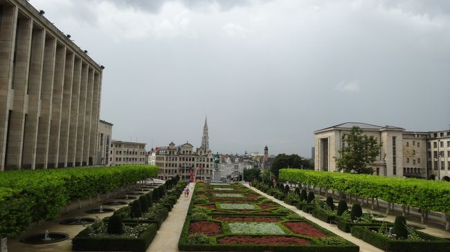 高台からブリュッセルの街を一望。気持ちがいい！<br />グランプラスにある 市庁舎の尖塔が目立っています。