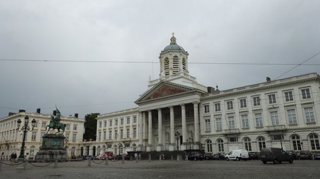 高台を上りきると、ロワイヤル広場に出ました。