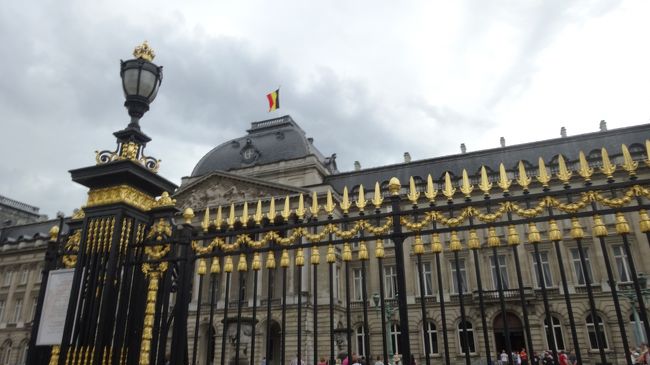 ベルギー王宮へ<br /><br />屋根に国旗ありました。