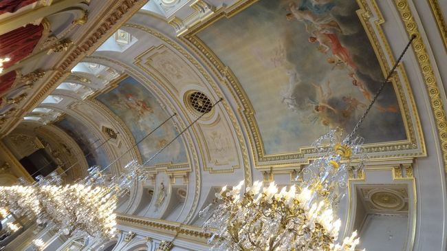 美しい天井画に煌びやかなシャンデリア、ため息が出ます。