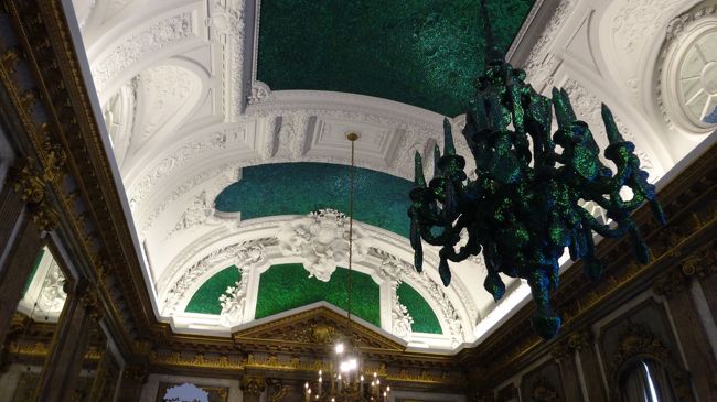 ここ「鏡の間」、独創的で素敵だと思いませんか？<br />見る角度によって濃淡が変わり、思わず見惚れてしまいました。