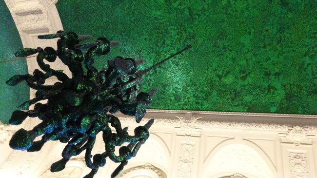 この天井、タイトルは Heaven Of Delight だそうで、確かに芸術的で美しい色合い。<br />観る者たちの目を喜ばせてくれます。<br /><br />でも玉虫たちにとったら Hell Of Grief では (++;)<br />