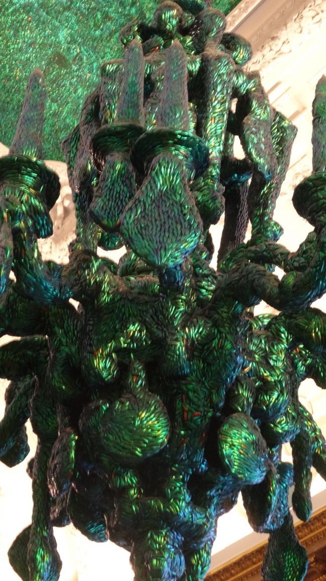 でもこれ、<br />実は全て玉虫の羽で装飾されてるんですって(；ﾟДﾟ)<br /><br />「１４０万匹もの玉虫集めてきたのか、、」って説明読んでから観ると、ちょっと不気味。<br />