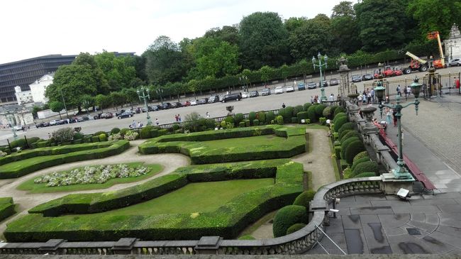 王宮の窓から覗いた庭園
