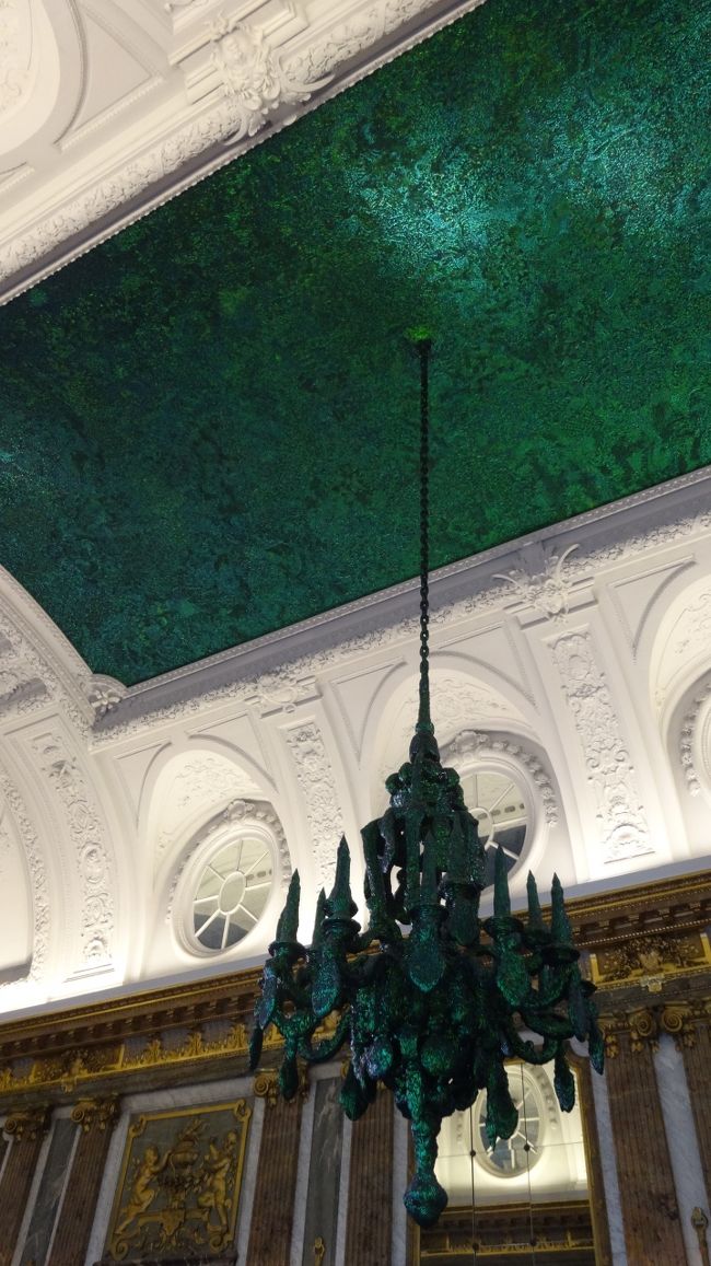 これを製作したアーティストは「ファーブル昆虫記」作者のひ孫だそうで、納得です。<br /><br />日本でも法隆寺に玉虫の羽で装飾された国宝があるんですよね。