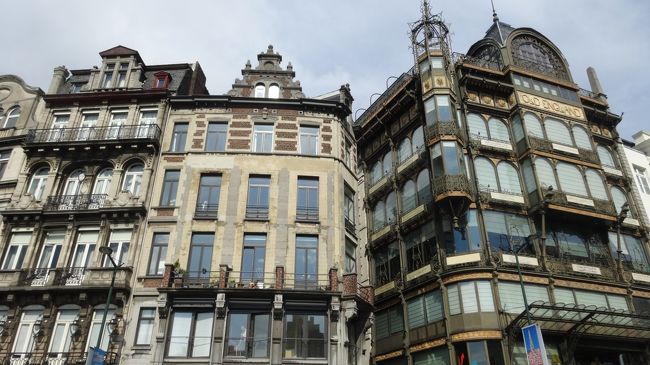 王宮への坂道途中にあるアールヌーヴォーの建物（写真右端）は、楽器博物館