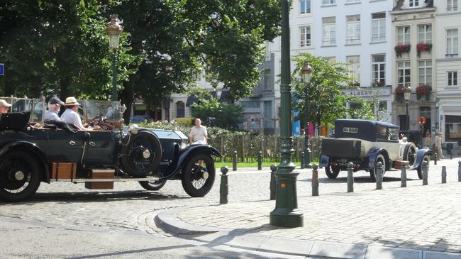 何台か連なって走るクラシックカーに出会いました。<br />ダンディーなおじいさま達が乗ってらしてかっこい〜