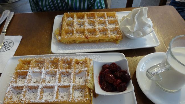 見た目でも分かると思うのですが、ナイフがなかなか通らないほどザックザクで固かった(><)<br />日本で食べたダンドワのは、外側さっくり中ふんわり、美味しいのにーー<br /><br />今回のは作り置きで固くなったのを、再度焼かれてしまったのかしら、、<br />飲み物のアイスティーは甘いジュースの瓶が出てきて、さらにガックリ(T T)<br /><br />