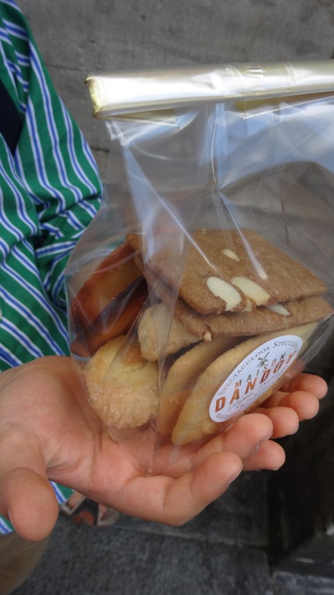 せめてお土産のビスケットで楽しもう♪<br /><br />と思い、少量ずつ選んで詰めて頂いたのですが、、<br />ホテルに戻って食べてみたら、なんだか湿気ってました。<br />日本で密封されてるのを買ったほうがいいですね ;<br /><br />本日の教訓「本場が一番とは限らない」