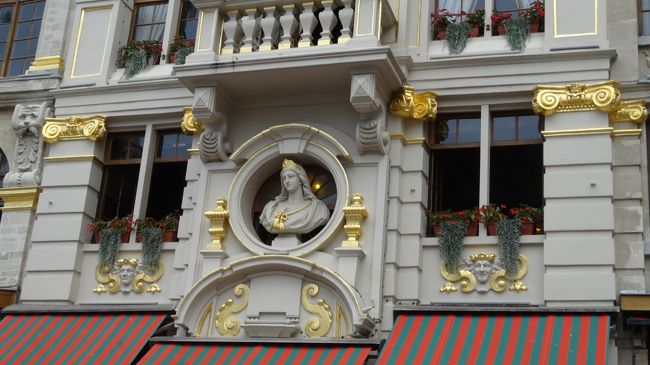 確かに素敵な空間ではありましたが、思っていたほどの感動はなかったような、、<br />ヴィクトル・ユーゴーが「世界一美しい広場」だなんて、期待させ過ぎるから^^;<br /><br />一部修復中だったのと、私はここの夜景を見てませんから、夜来たらそう思うかもしれないですね。<br />