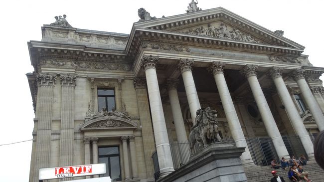 適当に散策してるうち、マリオットホテルもある大きな通りに出ました。<br />途中怖そうな雰囲気な方も結構見かけ、駅裏や路地裏で出会うと自然に足早に。<br /><br />芸術の丘、サンミッシェル大聖堂、王宮、ギャルリー、、とお気に入りの場所も多々ありましたが、ベルギーの他の街に比べ、ブリュッセルはやや緊張感を強いられる街でした。<br /><br />翌日からドイツへと戻ります。<br />http://4travel.jp/travelogue/10935920