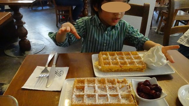５分ほど並び、席へ通されました。<br />私たちは、甘くて丸いリエージュワッフルより 四角いブリュッセルタイプが好みなので、二つとも同じものに。<br />トッピングのチェリーとホイップは、二人で分けました。