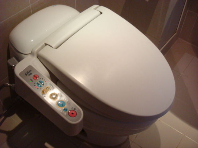 ウォシュレット信仰者の夫。これがないホテルは泊まりたがらないので。予約の決め手はウォシュレット（笑）
