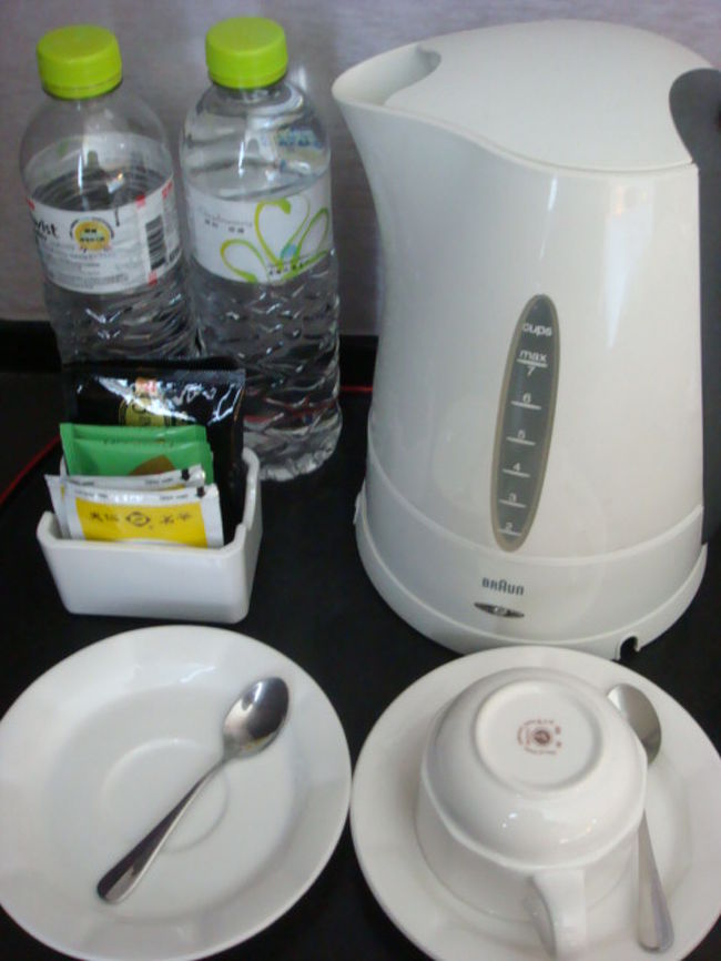 毎日ミネラルウォーターが補充されます。ホテルで補充してくれるお水は、主に歯磨き洗面などに使います。飲料用はコンビニで調達します。